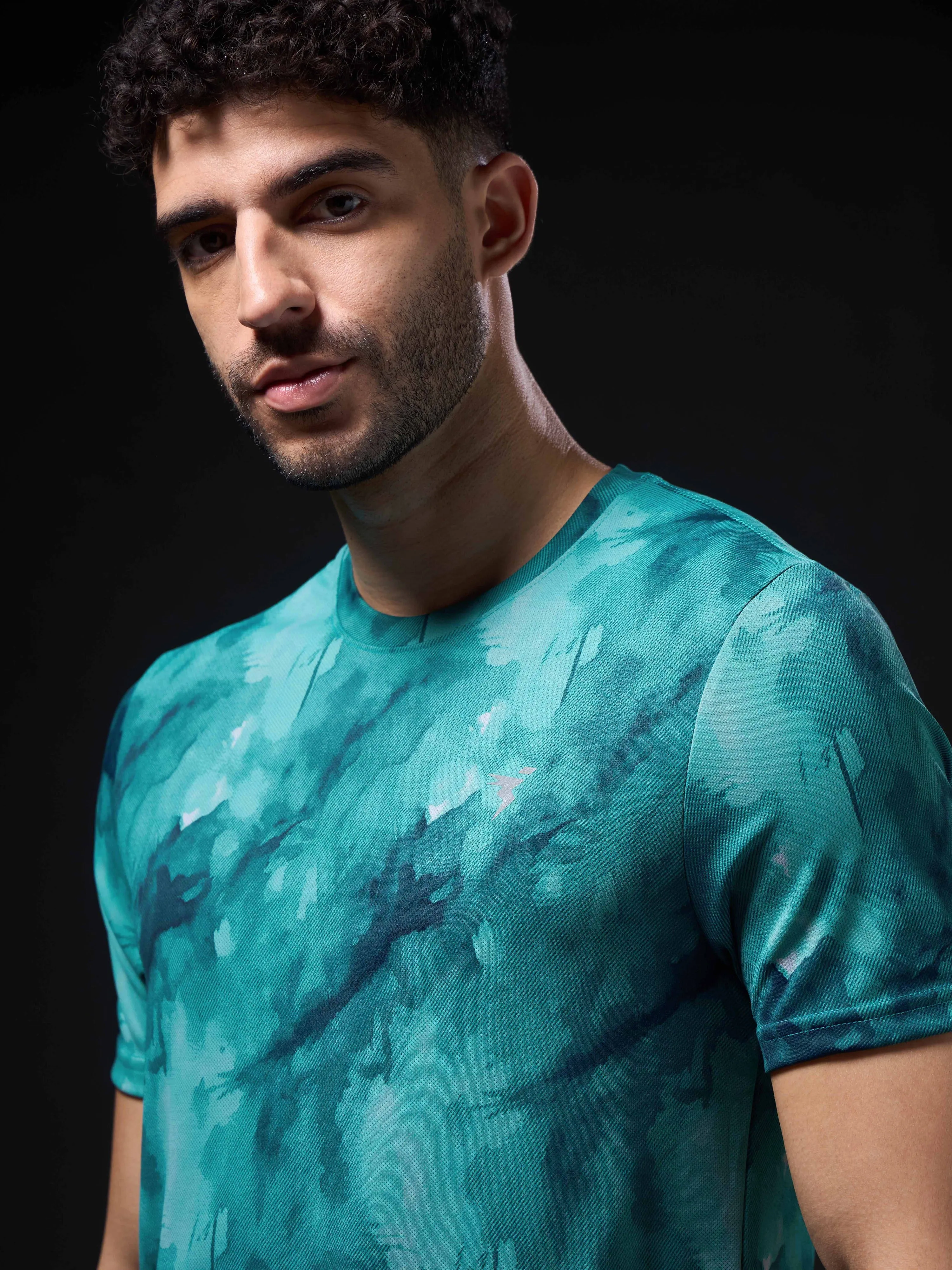 Men Abstract Print Slim Fit Crew Neck T-shirt with TECHNO COOL 