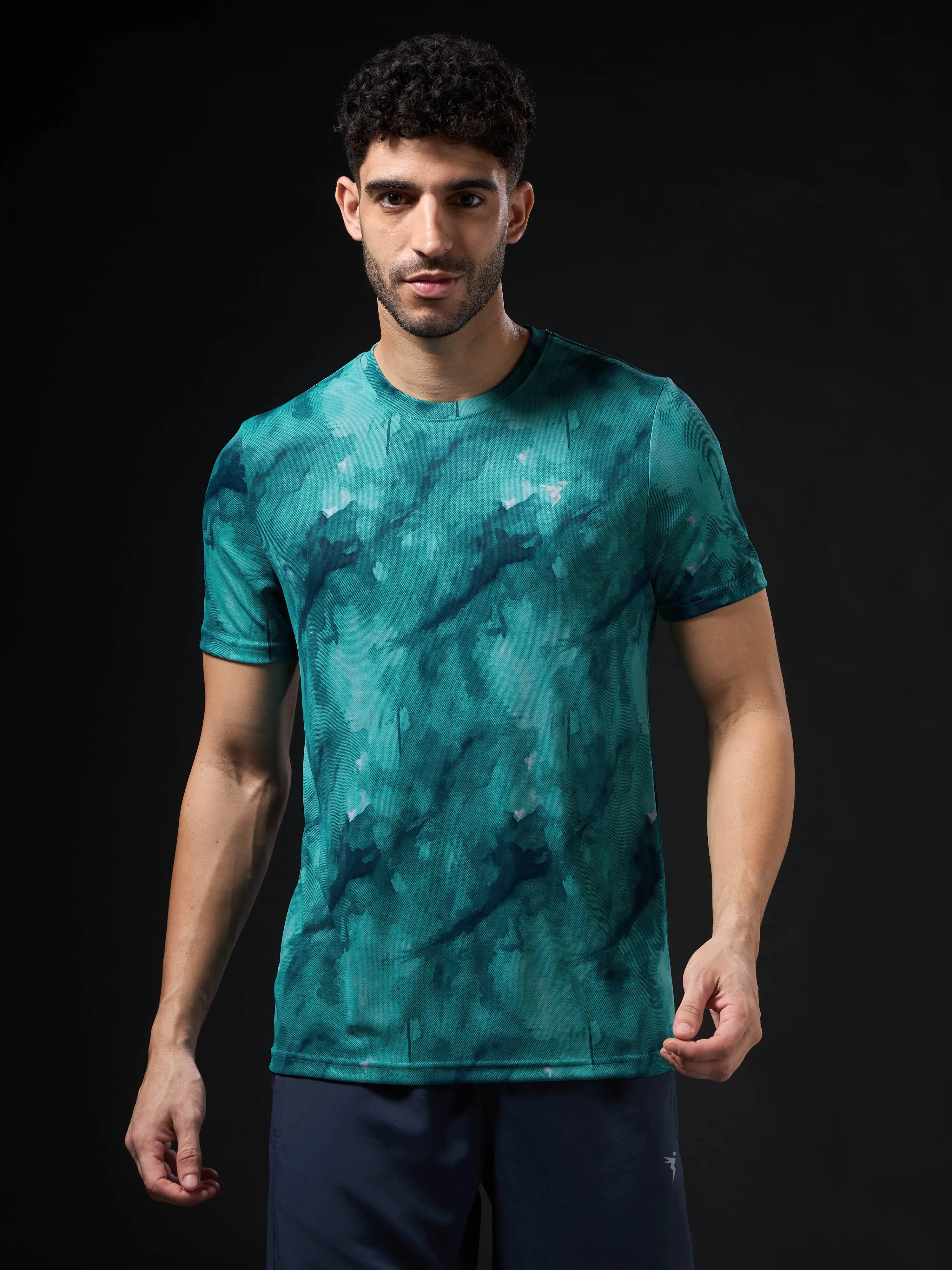 Men Abstract Print Slim Fit Crew Neck T-shirt with TECHNO COOL 