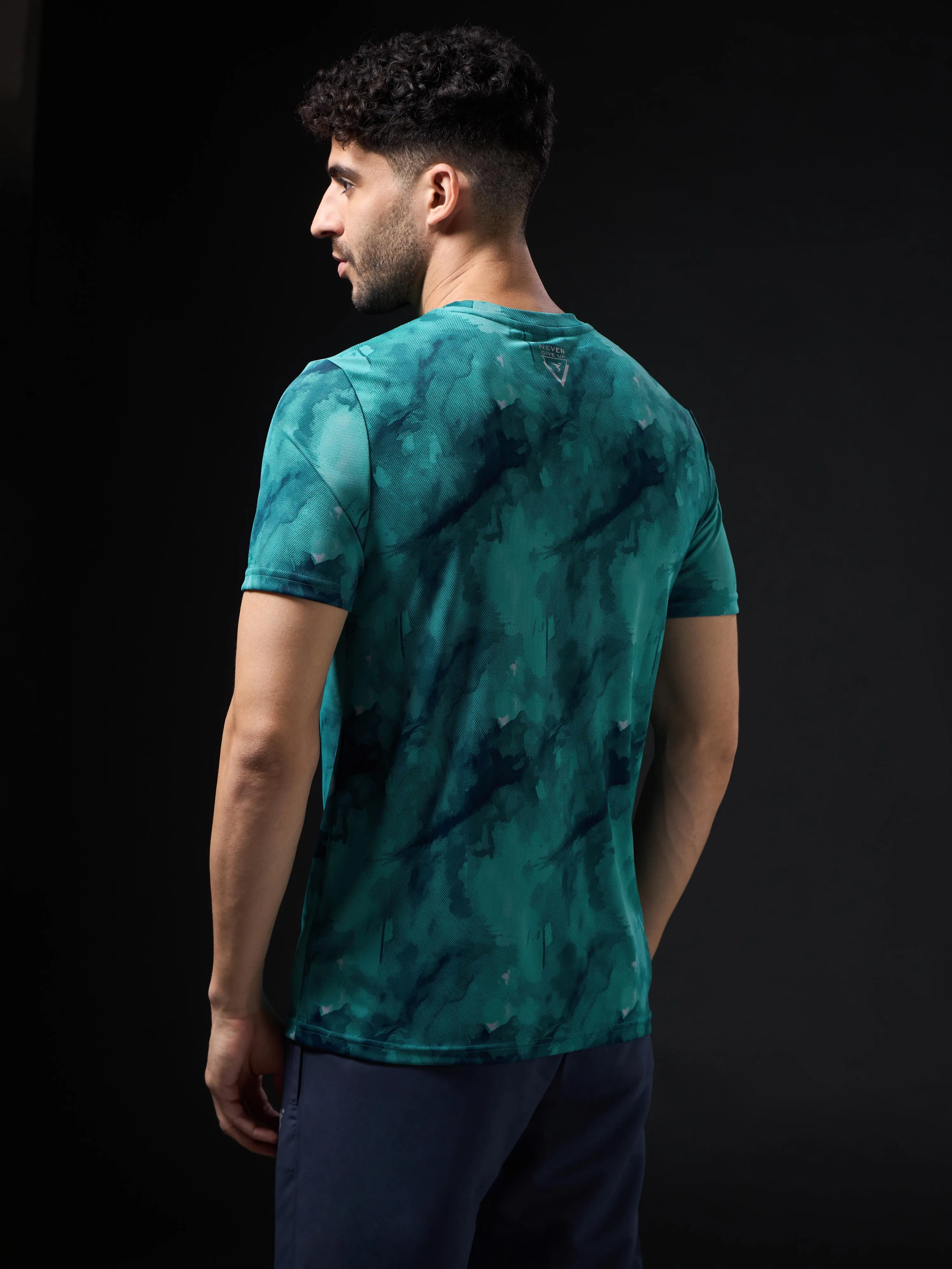 Men Abstract Print Slim Fit Crew Neck T-shirt with TECHNO COOL 