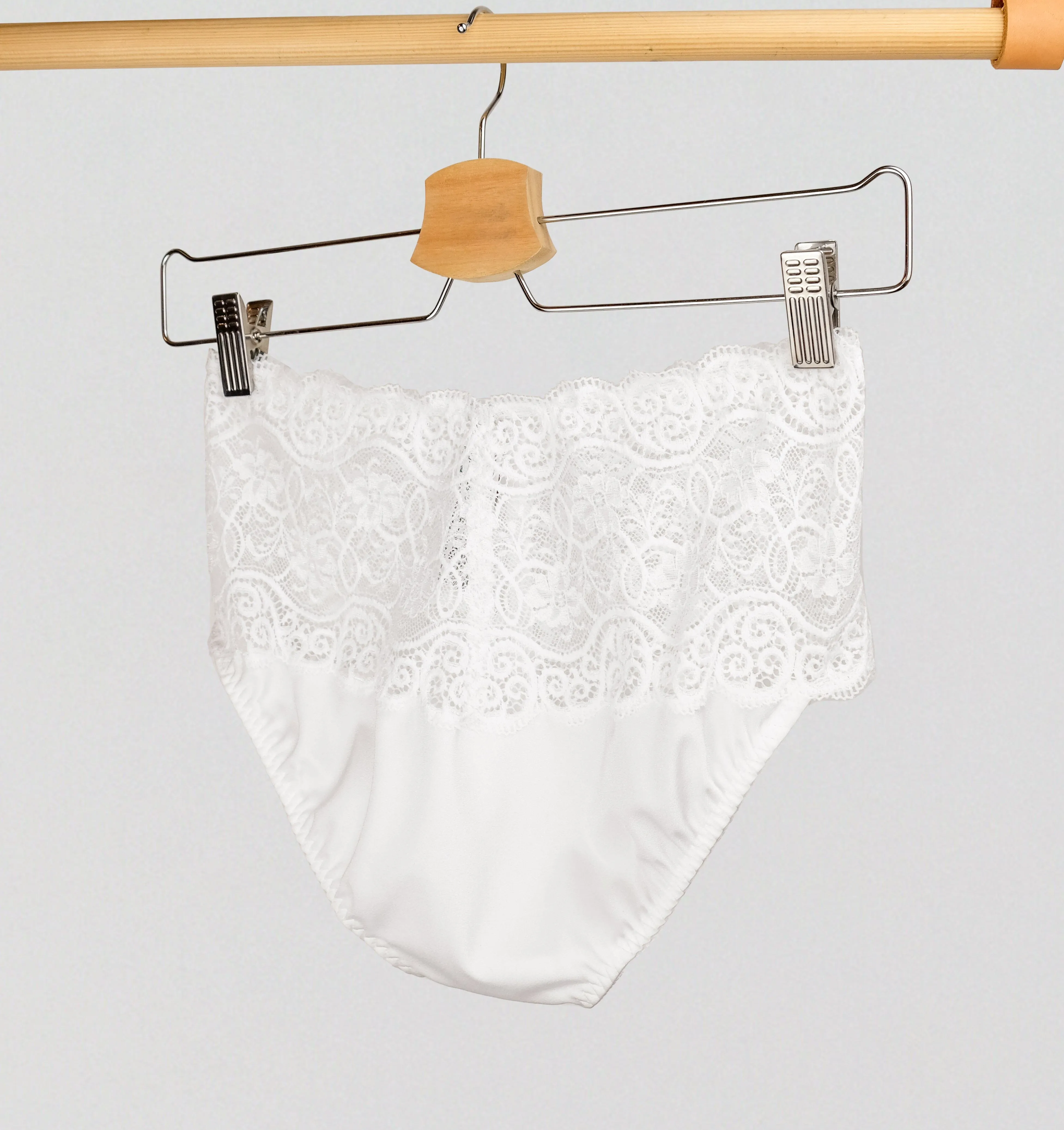 Scalloped lace band brief [White]